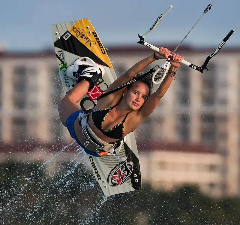 موج سواری با بیکینی مشکی در ازمیر